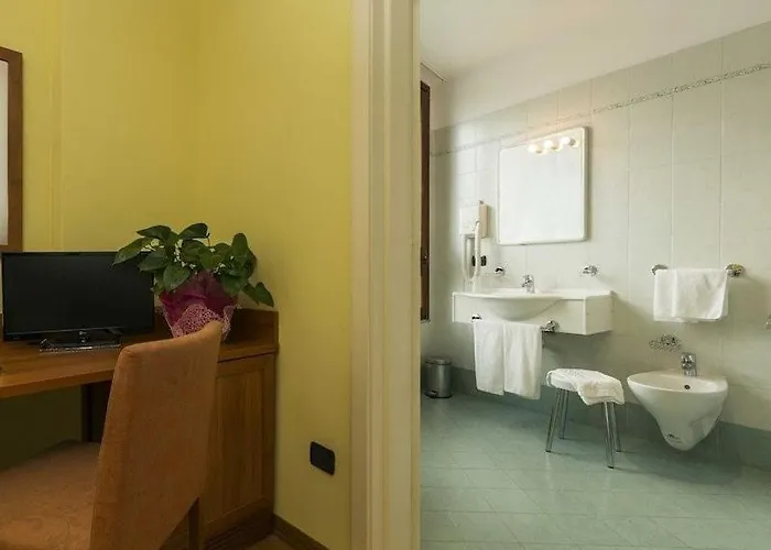 Hotel Palas מלון Bruzolo
